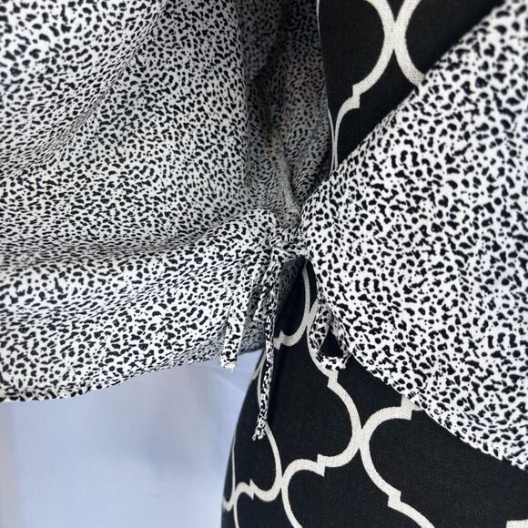 Lush Black & White Animal Print Short Sleeve Vneck Wrap Shirt Lightweight Sz XL - Picture 10 of 13